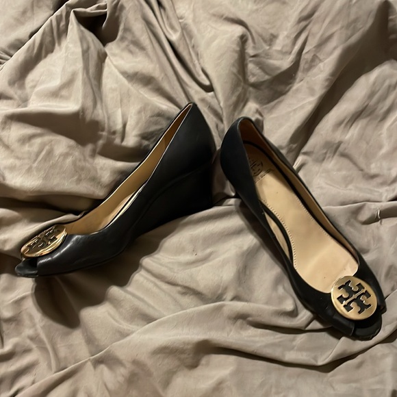 Tory Burch black leather wedge shoes SZ 9 GUC - Picture 3 of 6